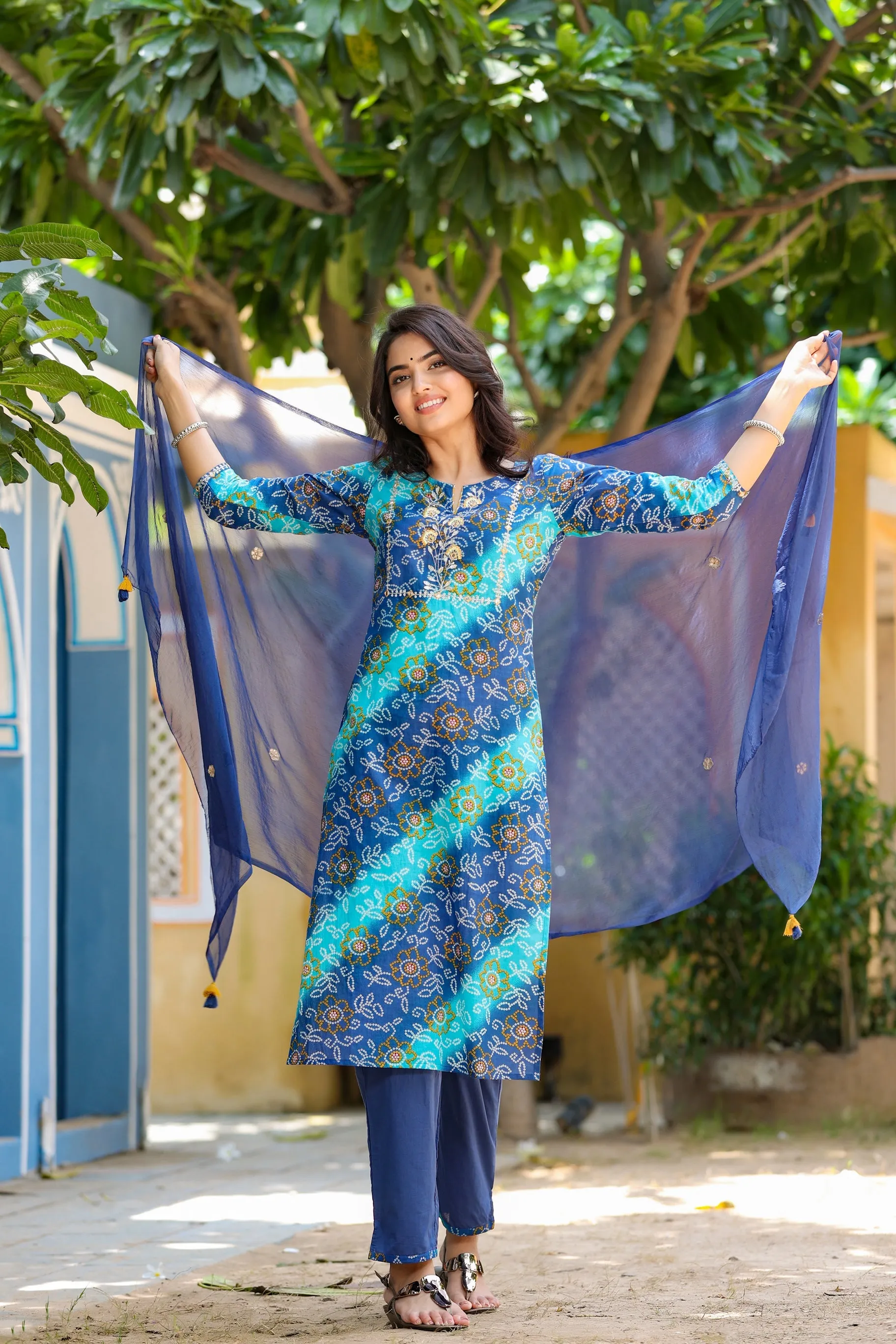 Women Blue Lehariya Printed Dupatta Set