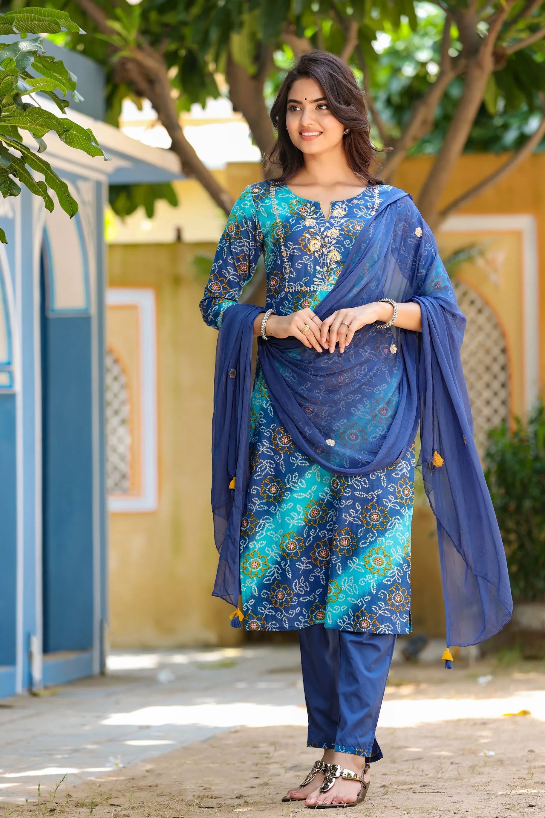 Women Blue Lehariya Printed Dupatta Set